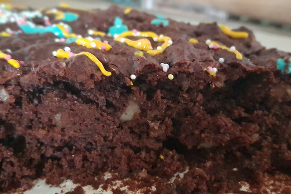 Veganer Schoko-Walnuss-Kuchen mit Birne und Dinkelmehl