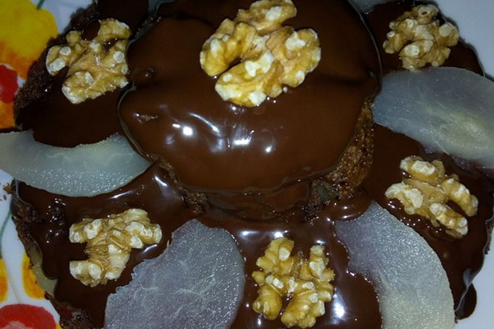 Veganer Schoko-Walnuss-Kuchen mit Birne und Dinkelmehl