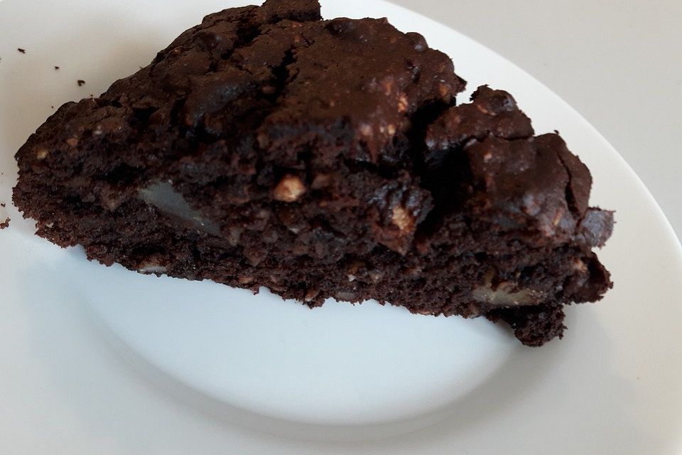 Veganer Schoko-Walnuss-Kuchen mit Birne und Dinkelmehl