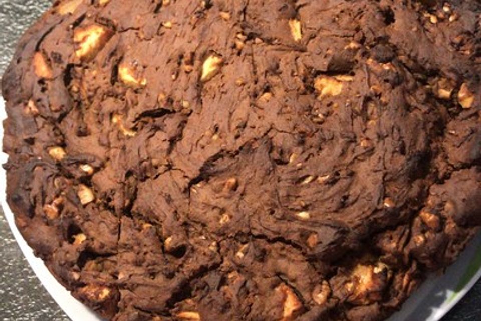 Veganer Schoko-Walnuss-Kuchen mit Birne und Dinkelmehl