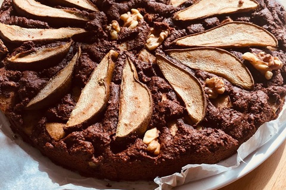 Veganer Schoko-Walnuss-Kuchen mit Birne und Dinkelmehl