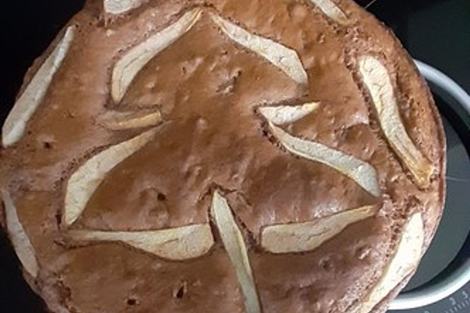 Veganer Schoko-Walnuss-Kuchen mit Birne und Dinkelmehl