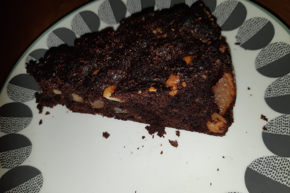 Veganer Schoko-Walnuss-Kuchen mit Birne und Dinkelmehl