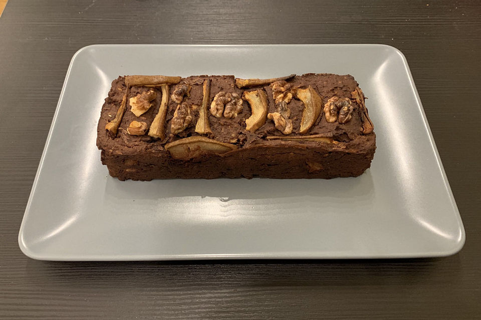 Veganer Schoko-Walnuss-Kuchen mit Birne und Dinkelmehl