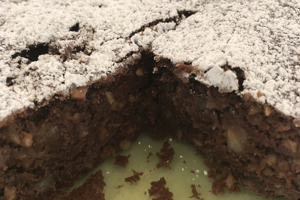Veganer Schoko-Walnuss-Kuchen mit Birne und Dinkelmehl