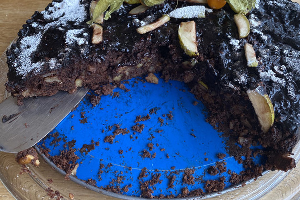 Veganer Schoko-Walnuss-Kuchen mit Birne und Dinkelmehl
