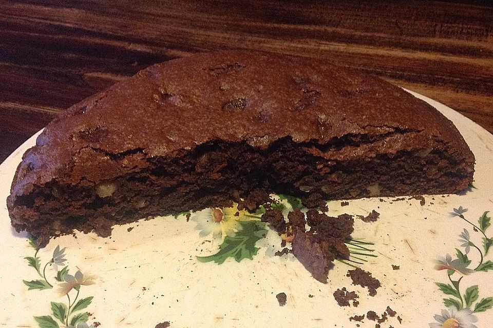 Veganer Schoko-Walnuss-Kuchen mit Birne und Dinkelmehl