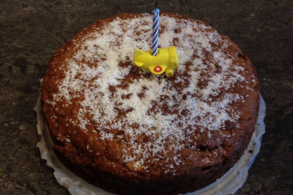 Veganer Schoko-Walnuss-Kuchen mit Birne und Dinkelmehl