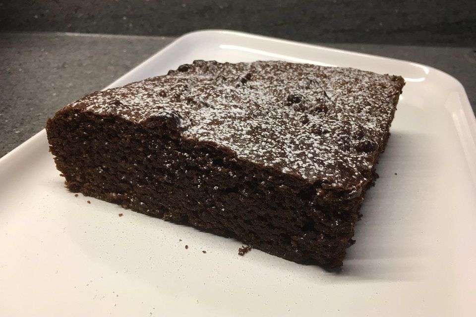 Veganer Schoko-Walnuss-Kuchen mit Birne und Dinkelmehl