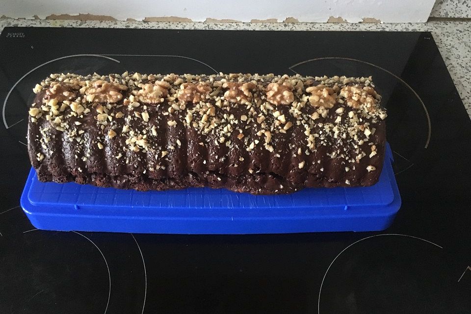Veganer Schoko-Walnuss-Kuchen mit Birne und Dinkelmehl