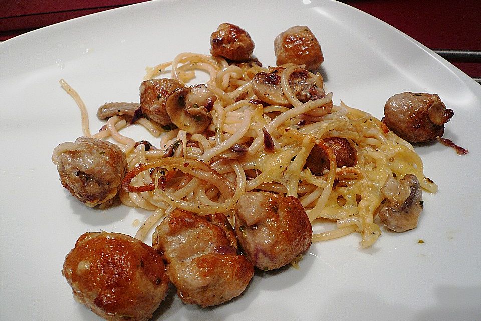 Spaghettiauflauf mit Bratwurstklößchen