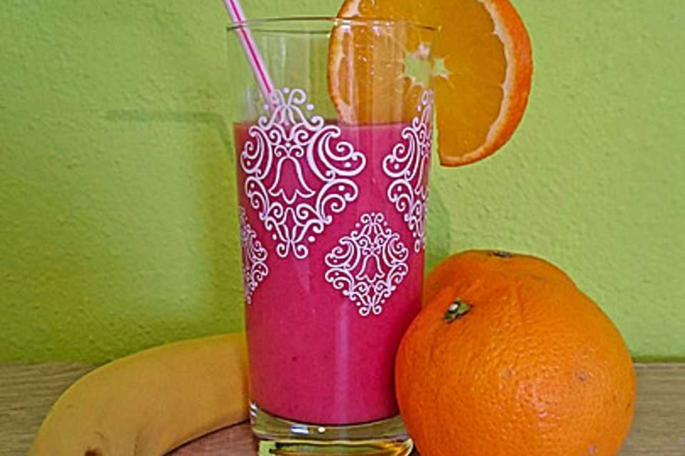 Smoothie aus Himbeeren, Bananen und Orangen