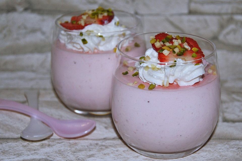 Erdbeermousse mit Limetten-Erdbeeren