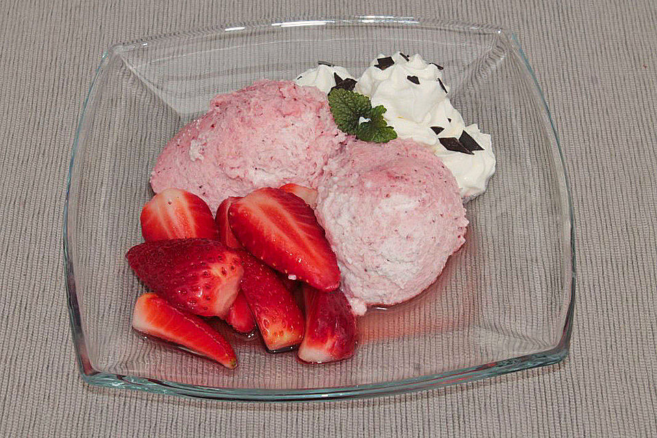 Erdbeermousse mit Limetten-Erdbeeren