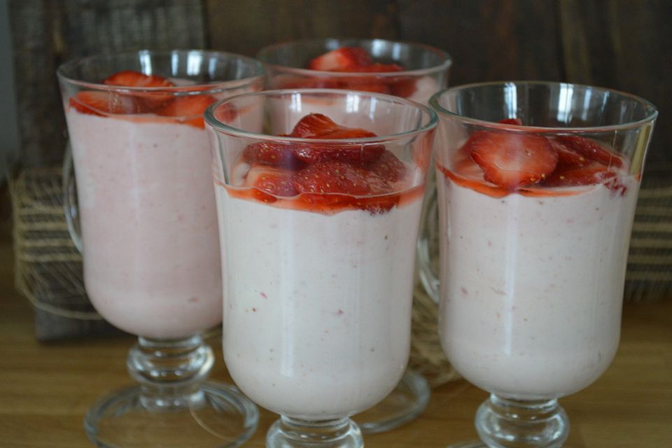 Erdbeermousse mit Limetten-Erdbeeren