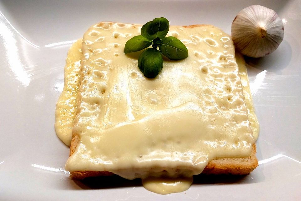 Knoblauchtoast mit Käse überbacken Knoblauchtoast mit Käse überbacken