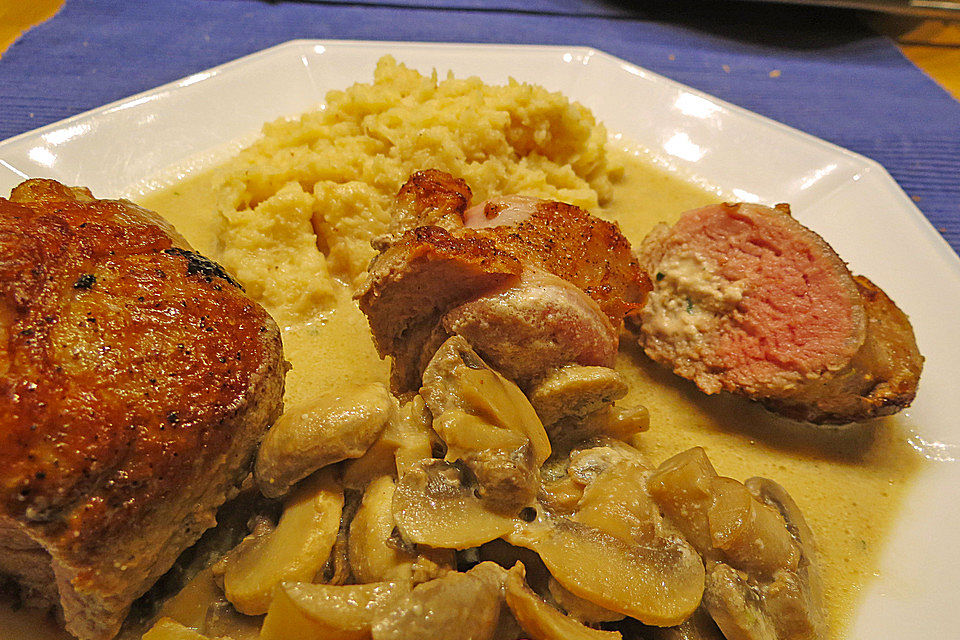 Schweinefilet mit Frischkäsefüllung an Pastinakenpüree und frischen Rahmchampignons