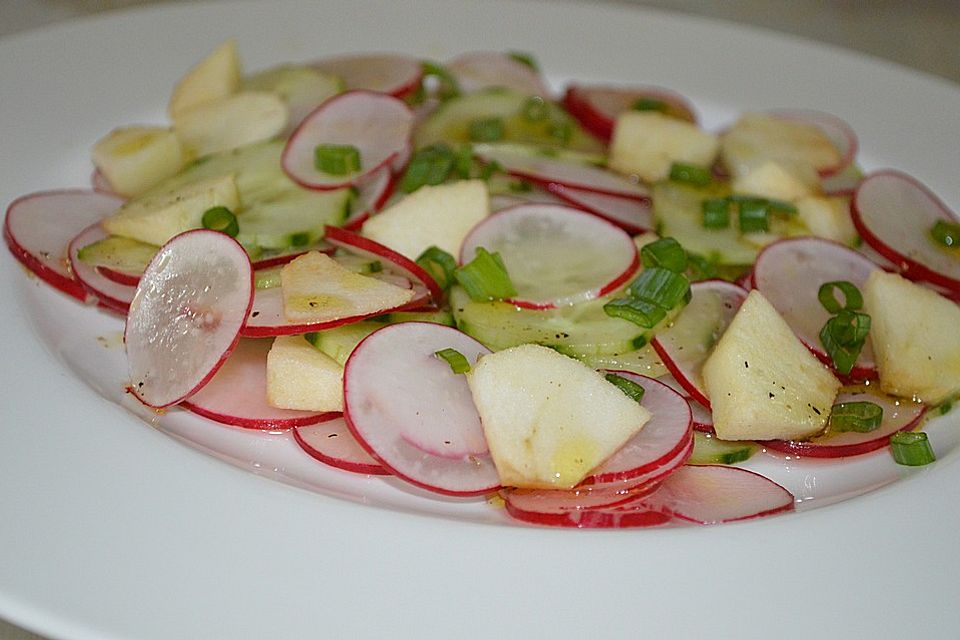 Gurkensalat mit Radieschen und Apfel