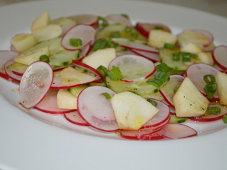 Gurkensalat mit Radieschen und Apfel - Kochen Gut | kochengut.de
