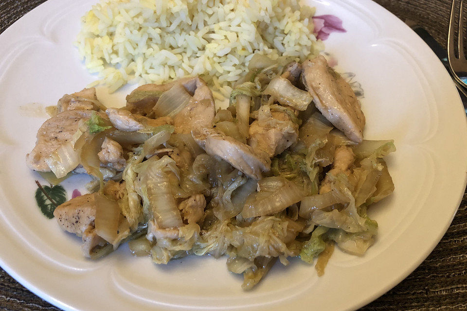 Chinakohl-Hähnchen-Pfanne mit Reis