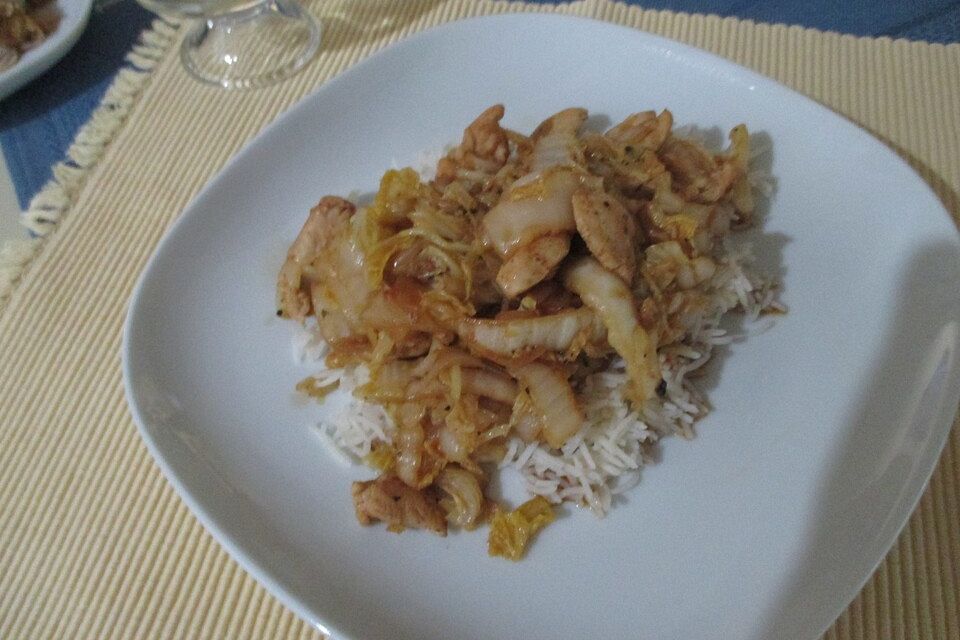 Chinakohl-Hähnchen-Pfanne mit Reis