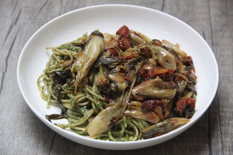 Spaghetti mit Puntarelle und Pesto genovese