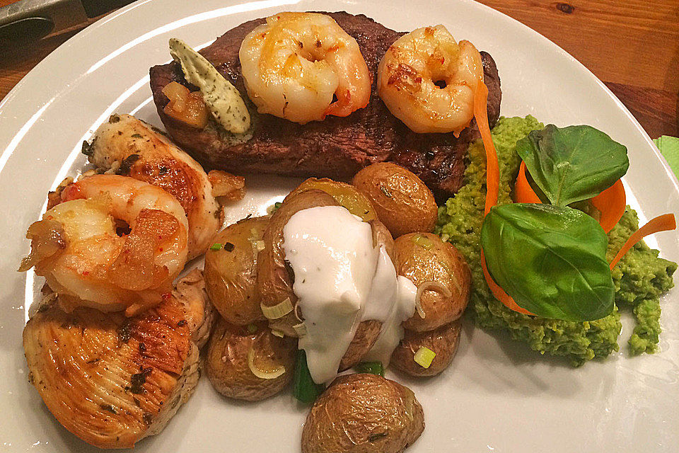 Surf and Turf-Mix mit Rosmarinkartoffeln und Erbsenpüree