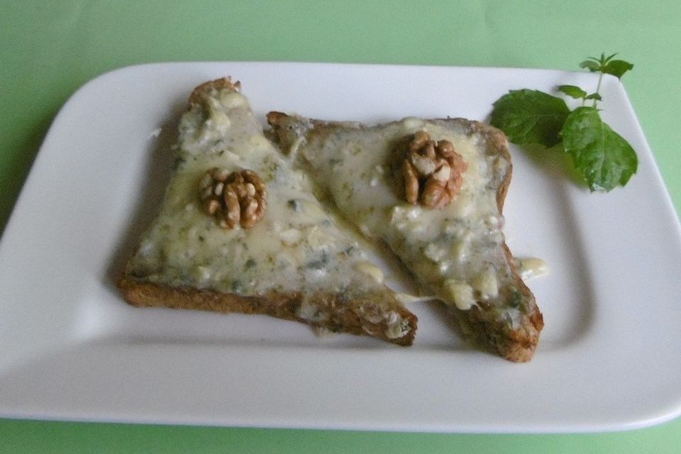 Roquefort Toast mit Walnuss