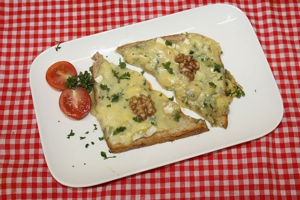 Roquefort Toast mit Walnuss