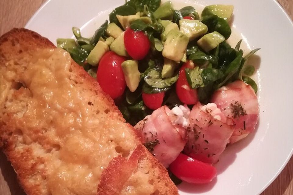 Feldsalat mit Ziegenkäse-Bacon-Päckchen und überbackenem Parmesan-Baguette