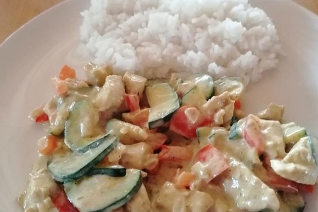 Low-carb Hähnchenbrust mit Zucchini und Tomaten in cremiger ...