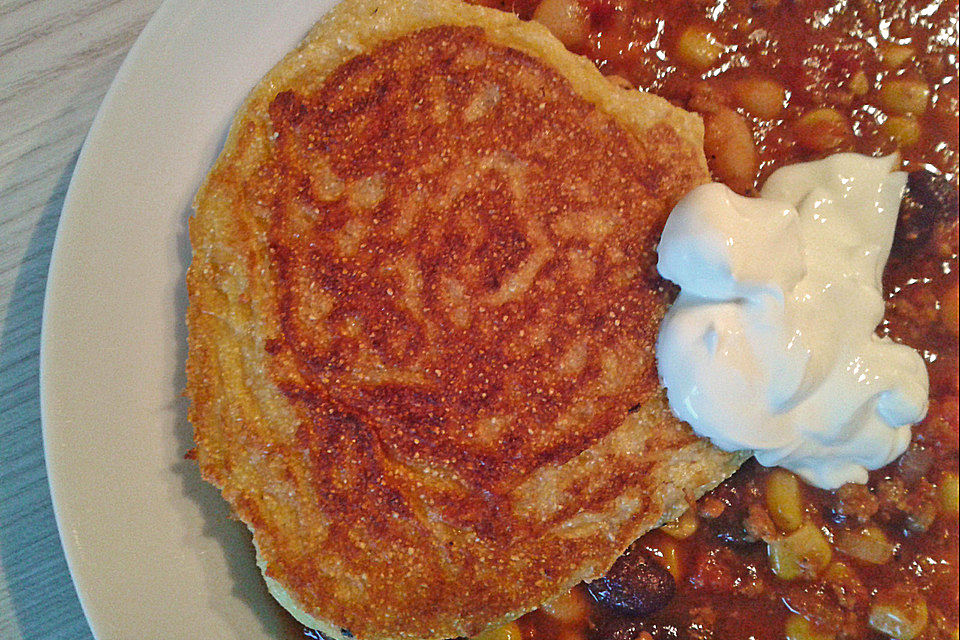 Maismehlpuffer mit Käsetopping für Chili con Carne