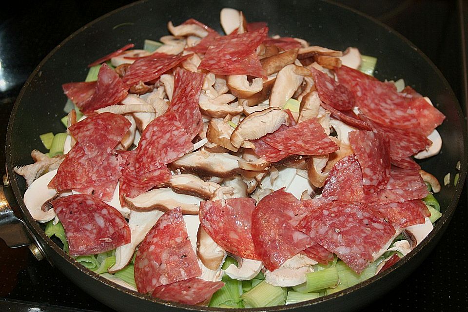 Nudeln mit Pilzen und Salami