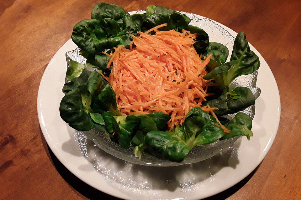 Karottensalat mit Meerrettich und Feldsalat