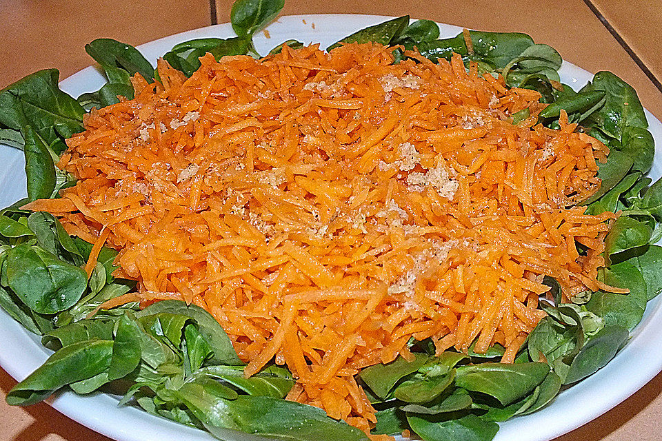 Karottensalat mit Meerrettich und Feldsalat