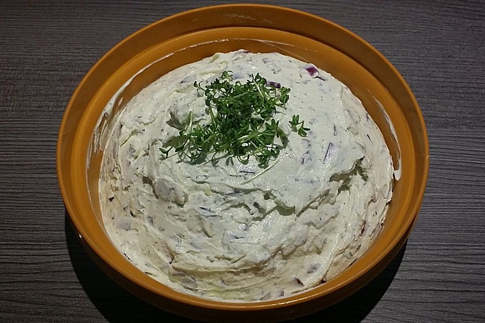 Frischkäsedip mit roten Zwiebeln