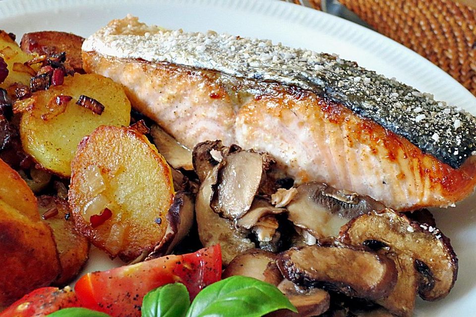 Gebackenes Lachsfilet auf Champignons mit knuspriger Haut