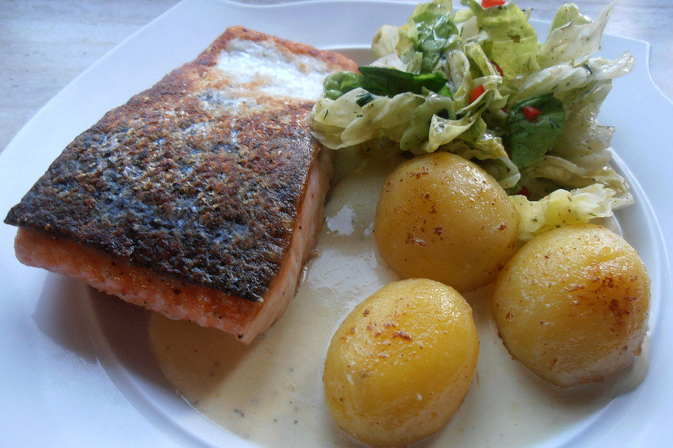 Gebackenes Lachsfilet auf Champignons mit knuspriger Haut