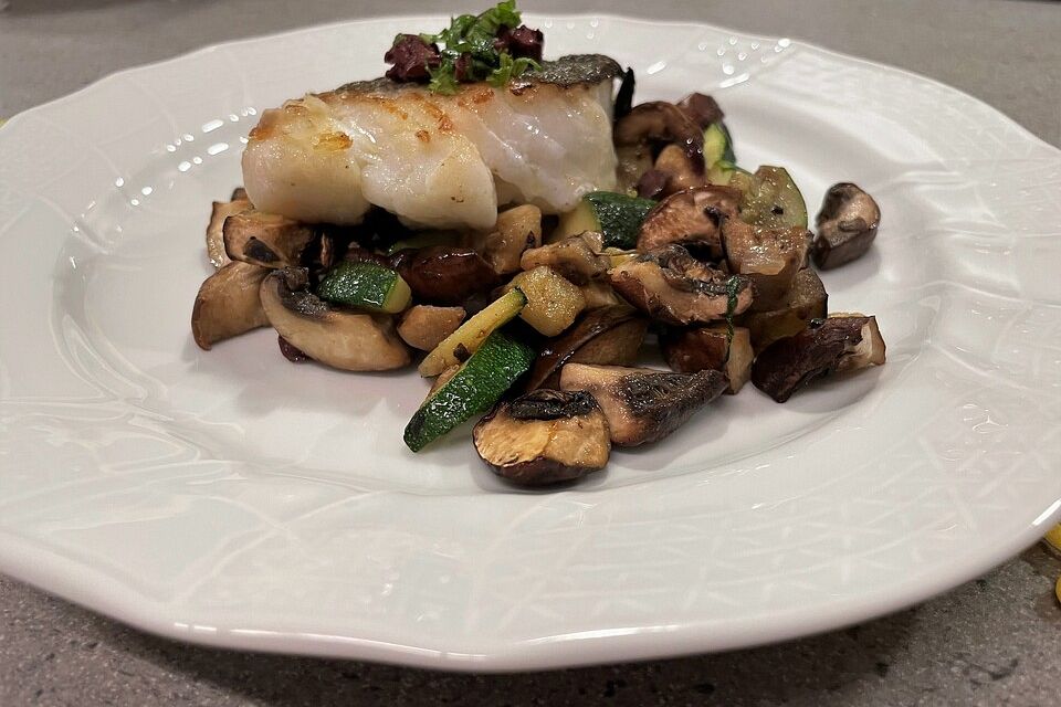 Gebackenes Lachsfilet auf Champignons mit knuspriger Haut