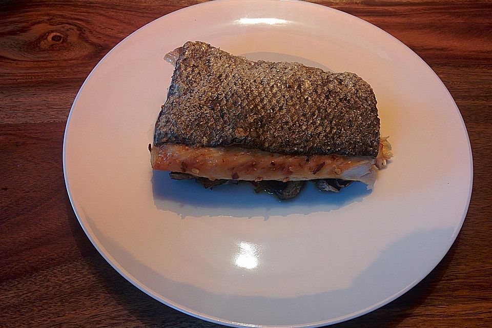 Gebackenes Lachsfilet auf Champignons mit knuspriger Haut