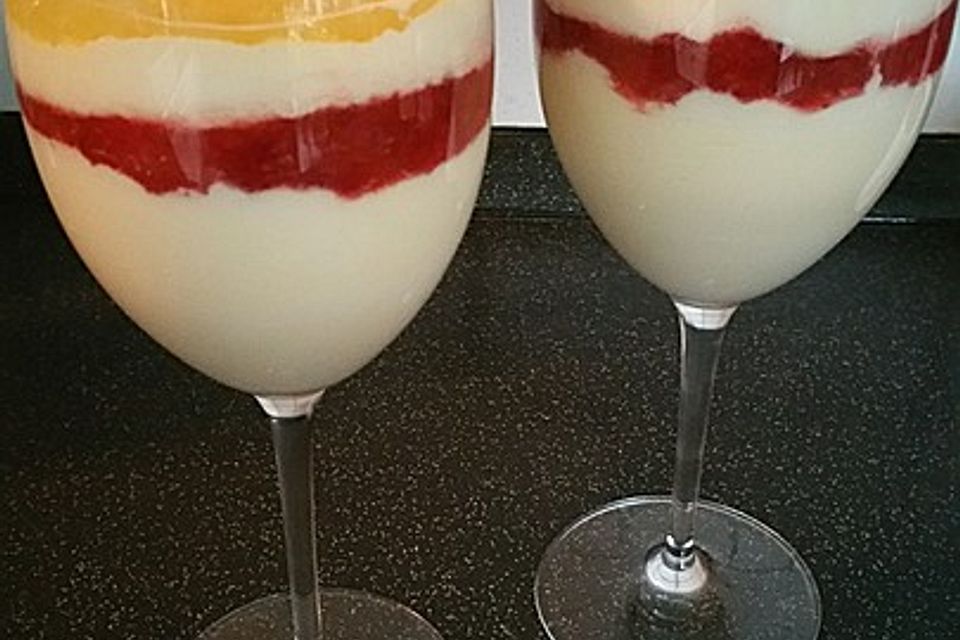 Fruchtig geschichtete Rum-Vanillequarkmousse