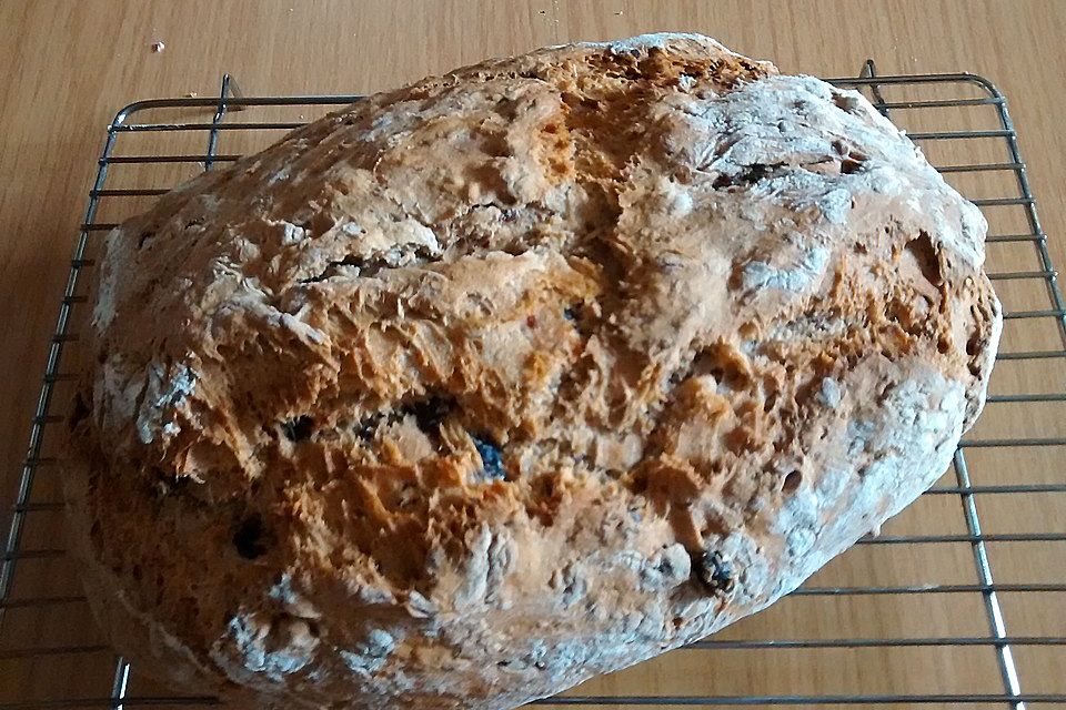 Powerbrot mit Nüssen und Beeren