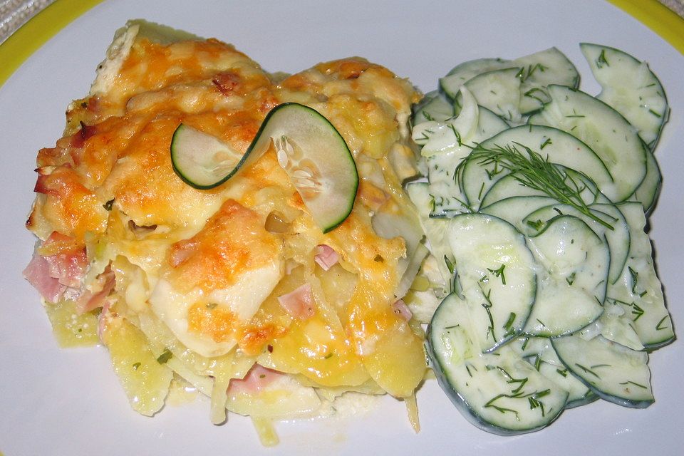 Kartoffel-Kohlrabi-Auflauf mit Gurkensalat