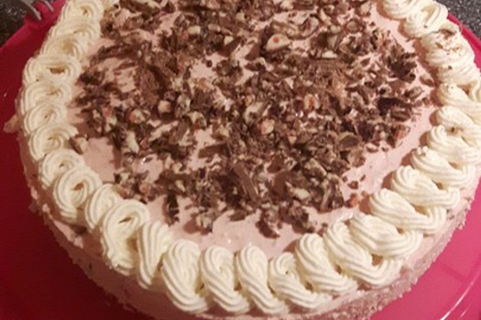 Erdbeer-Yogurette-Torte mit Nussboden