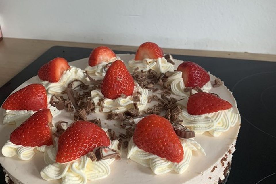 Erdbeer-Yogurette-Torte mit Nussboden