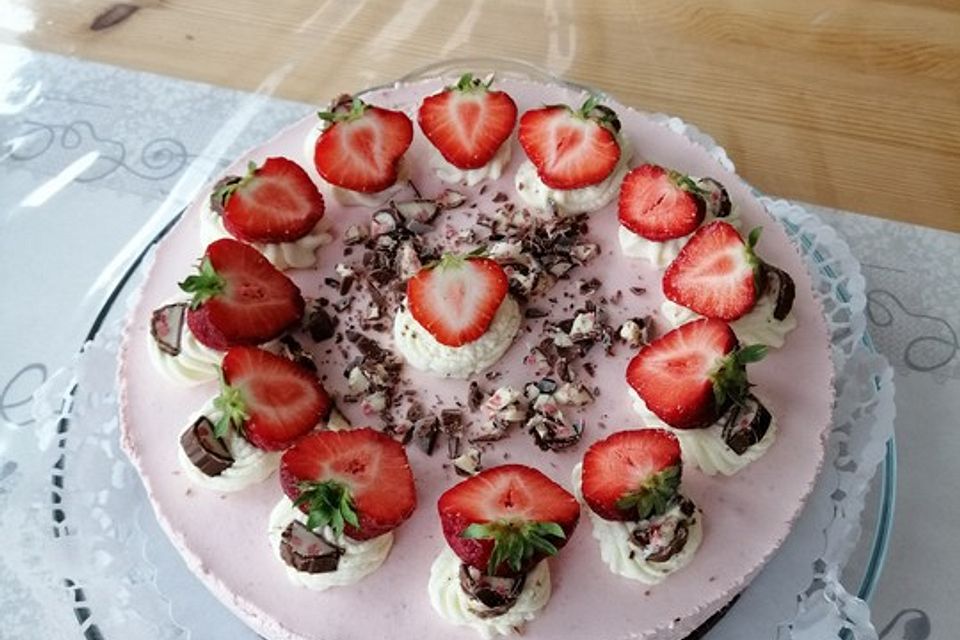 Erdbeer-Yogurette-Torte mit Nussboden