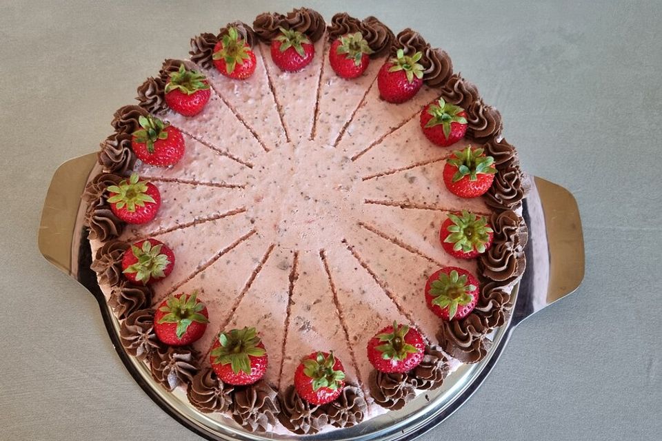 Erdbeer-Yogurette-Torte mit Nussboden