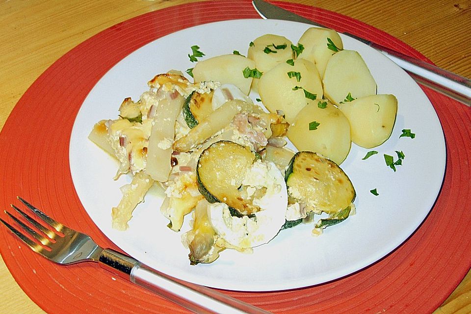 Spargelauflauf mit Eiern und Zucchini