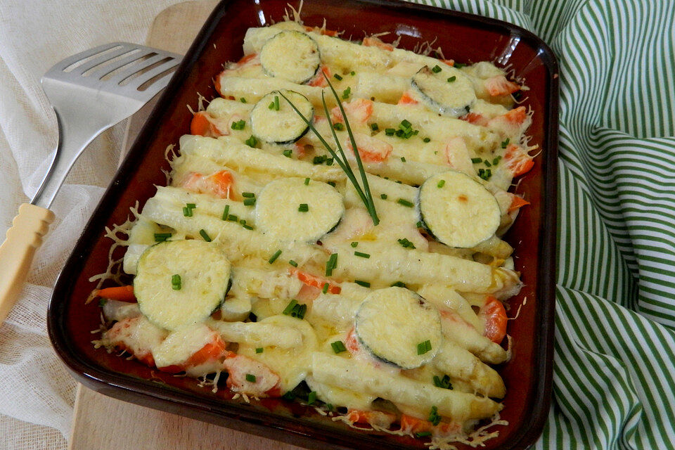 Spargelauflauf mit Eiern und Zucchini