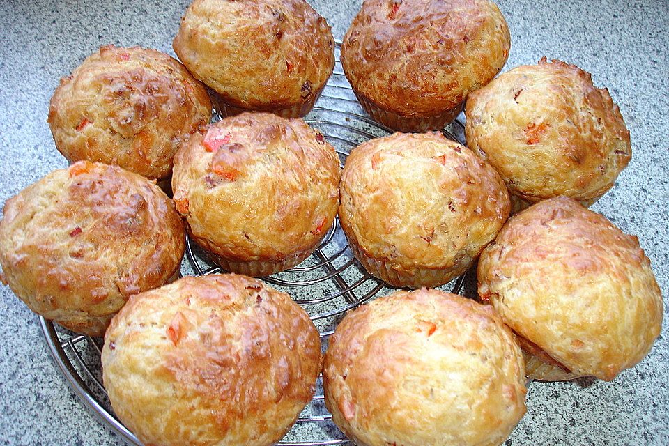 Herzhafte Muffins mit Käse, Schinken und Paprika